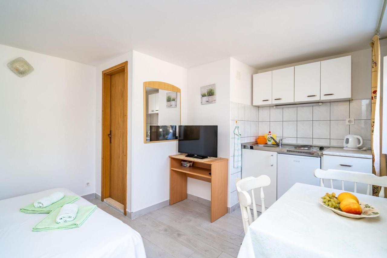 Apartments Lidija Затон Екстер'єр фото